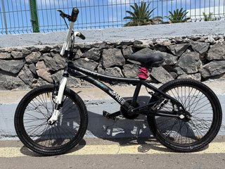 Bicicleta BMX Negra y Blanca