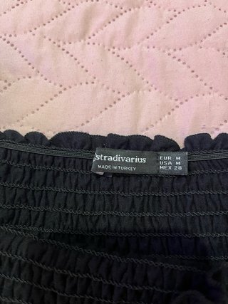 Crop top Hombros Descubiertos Negro Stradivarius M