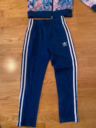 Conjunto Adidas niña azul y rosa, talla 6-7 años.