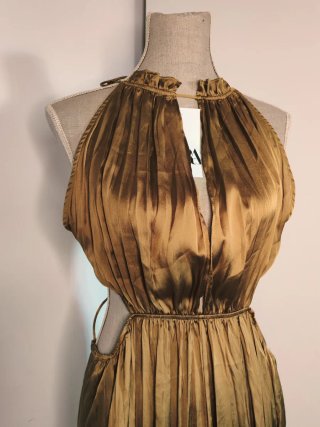 Abito lungo plissé cut-out Zara