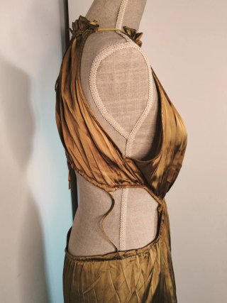 Abito lungo plissé cut-out Zara
