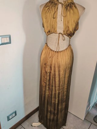 Abito lungo plissé cut-out Zara