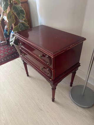 Mesa auxiliar de madera roja con detalles dorados