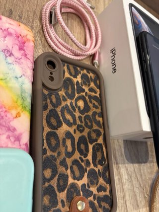 iPhone XR con 7 fundas y cargador