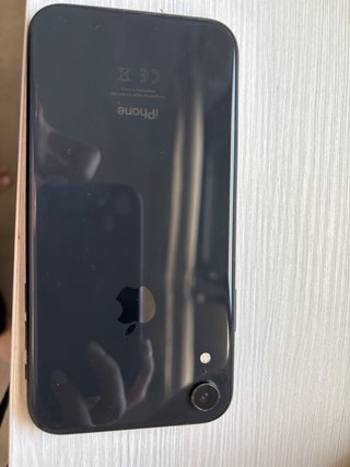 iPhone XR con 7 fundas y cargador
