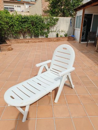 Tumbona de plástico blanca