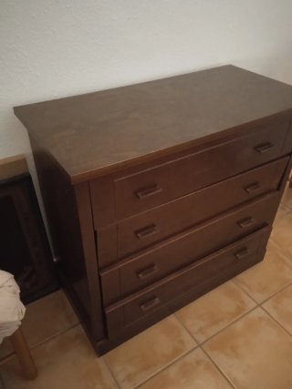 Mueble y mesitas de noche en madera maciza.