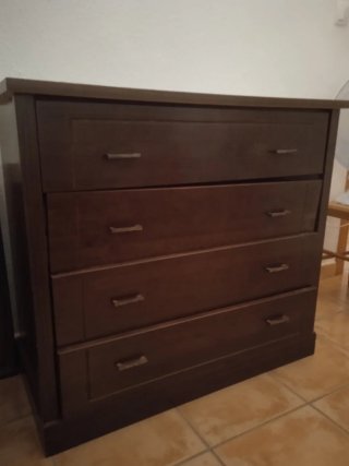 Mueble y mesitas de noche en madera maciza.