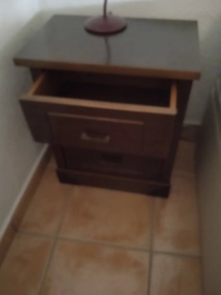 Mueble y mesitas de noche en madera maciza.