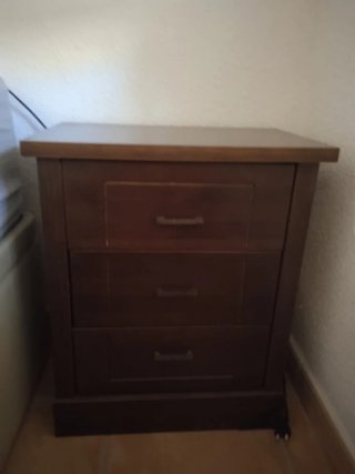 Mueble y mesitas de noche en madera maciza.