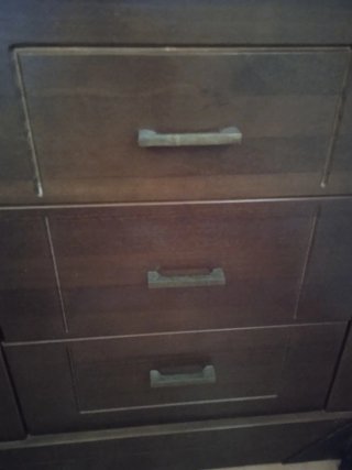 Mueble y mesitas de noche en madera maciza.