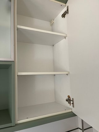 Cocina modular verde y plateada
