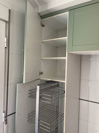 Cocina modular verde y plateada