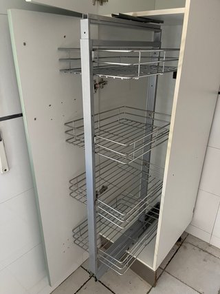 Cocina modular verde y plateada