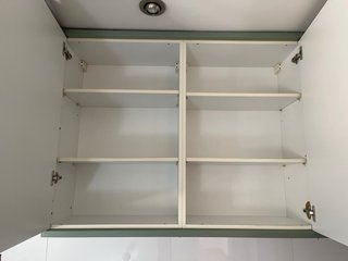 Cocina modular verde y plateada