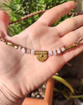 Collar macramé con cuarzo rosa y detalles en latón