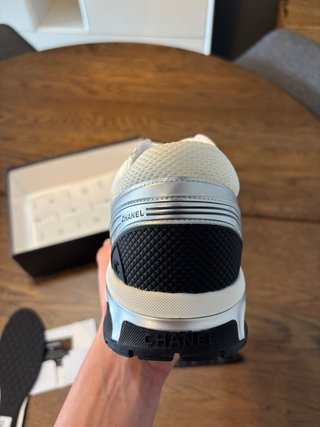 Chanel Runner Talla 46 Plata/Blanco