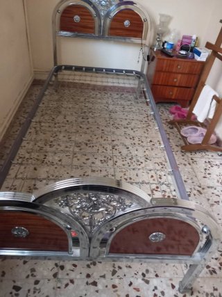 Cama de metal y madera