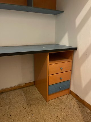 Escritorio de madera con cajoneras y estanterías