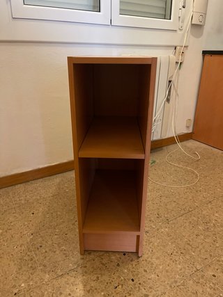 Escritorio de madera con cajoneras y estanterías