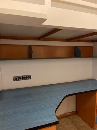 Escritorio de madera con cajoneras y estanterías