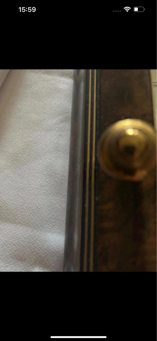 Vetrina a parete in legno e vetro