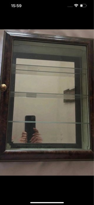 Vetrina a parete in legno e vetro