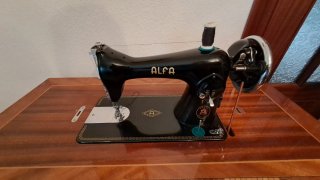 Máquina de coser Alfa antigua