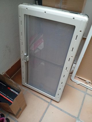 Ventana Camper con Mosquitera y Oscurecedor 2 unid