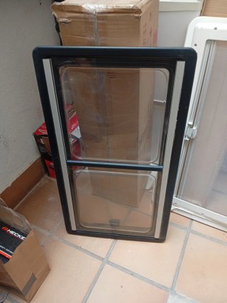 Ventana Camper con Mosquitera y Oscurecedor 2 unid
