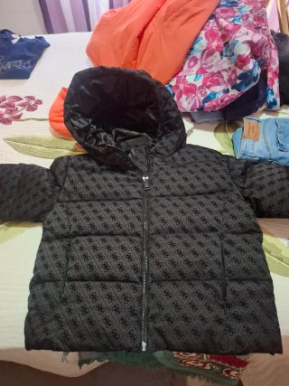 Plumífero Guess Negro con Logo