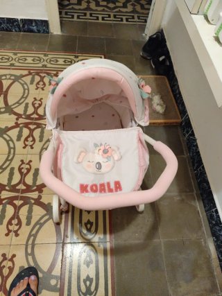 Cochecito de muñecas rosa y blanco