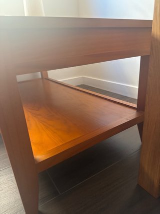 Mesita auxiliar madera y cristal elevable.