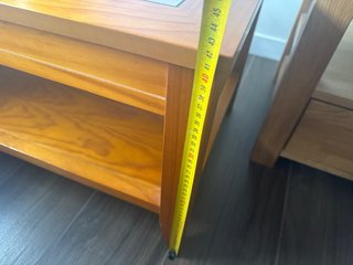 Mesita auxiliar madera y cristal elevable.