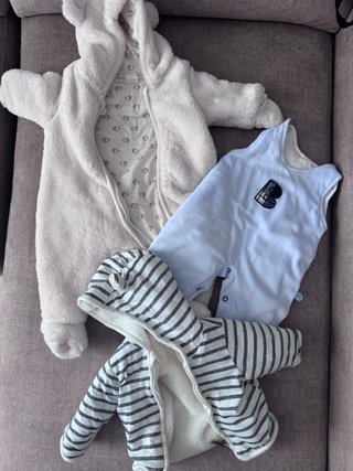 Lote 2 Ropa Bebé:  Pelele y Pijama y Chaqueta