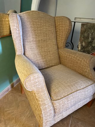 Sillón orejero y cuadro decorativo
