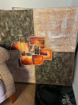 Sillón orejero y cuadro decorativo