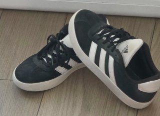 Zapatillas Adidas Negras y Blancas