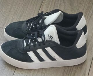Zapatillas Adidas Negras y Blancas