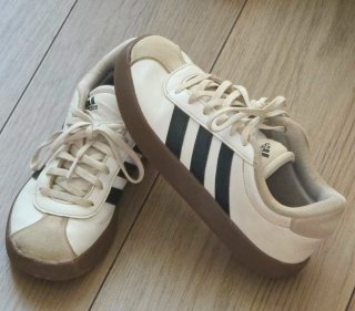 Zapatillas Adidas Negras y Blancas