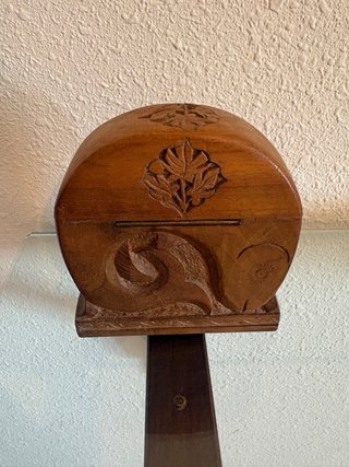 Caja vintage de madera tallada para cigarrillos