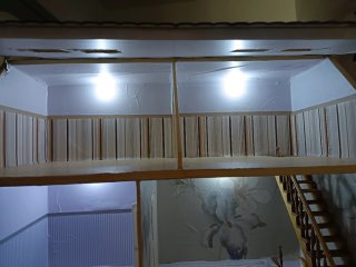 Casa de muñecas con ventanas naranjas