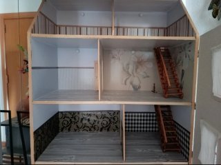 Casa de muñecas con ventanas naranjas