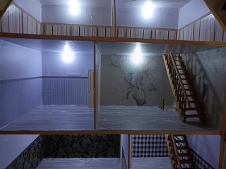 Casa de muñecas con ventanas naranjas