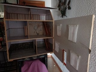 Casa de muñecas con ventanas naranjas