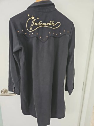 Vestido negro con estrellas doradas
