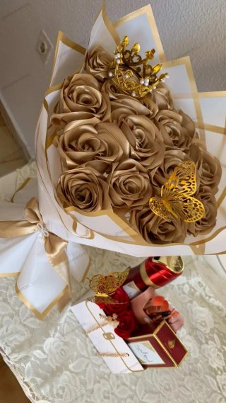Ramo de rosas beige y dorado