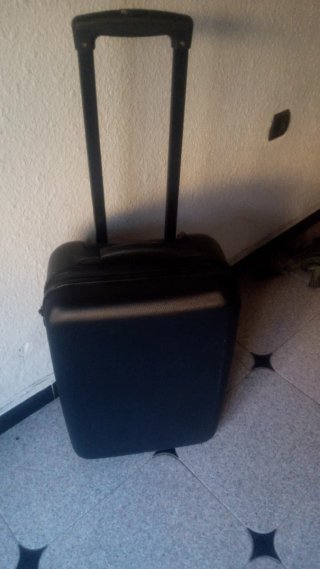 Maleta rígida negra con ruedas