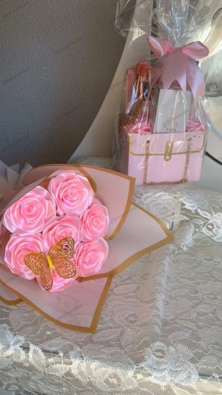 Ramo de rosas y pack regalo
