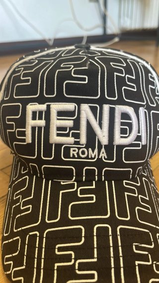 Cappello Fendi estivo nero e bianco
